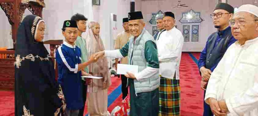 Masjid Paripurna Raudhatus Salihin Bagikan Paket Sembako untuk Anak Yatim