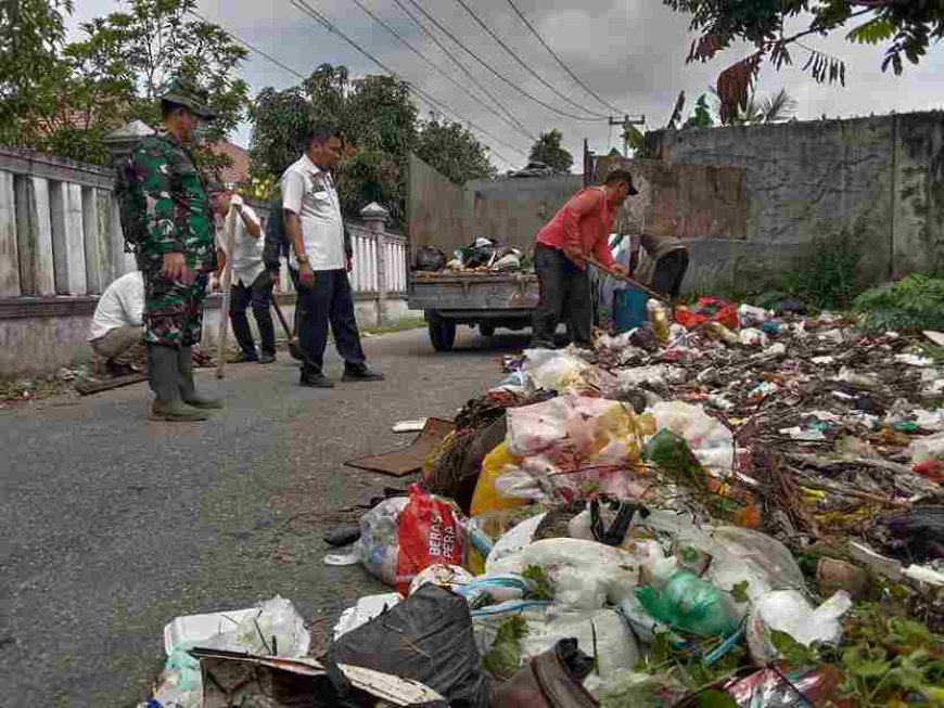 Camat Kulim Bersama TNI-Polri Bersihkan Tumpukan Sampah dan Tutup TPS Ilegal