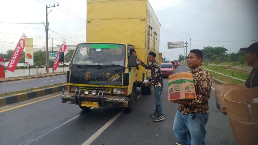 Aksi Pembagian Takzil oleh Pemuda dan Mahasiswa Serdang Bedagai Dukung TNI