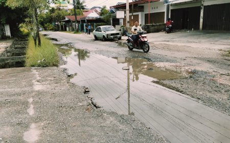 Ironi! Jalan Rusak di Depan Rumah Mantan Gubernur Riau Belum Diperbaiki