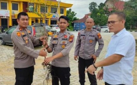 Polsek Payung Sekaki Tanam Pohon Untuk Pelestarian Lingkungan, Serta Dukung Program Penghijauan Kapolda Riau
