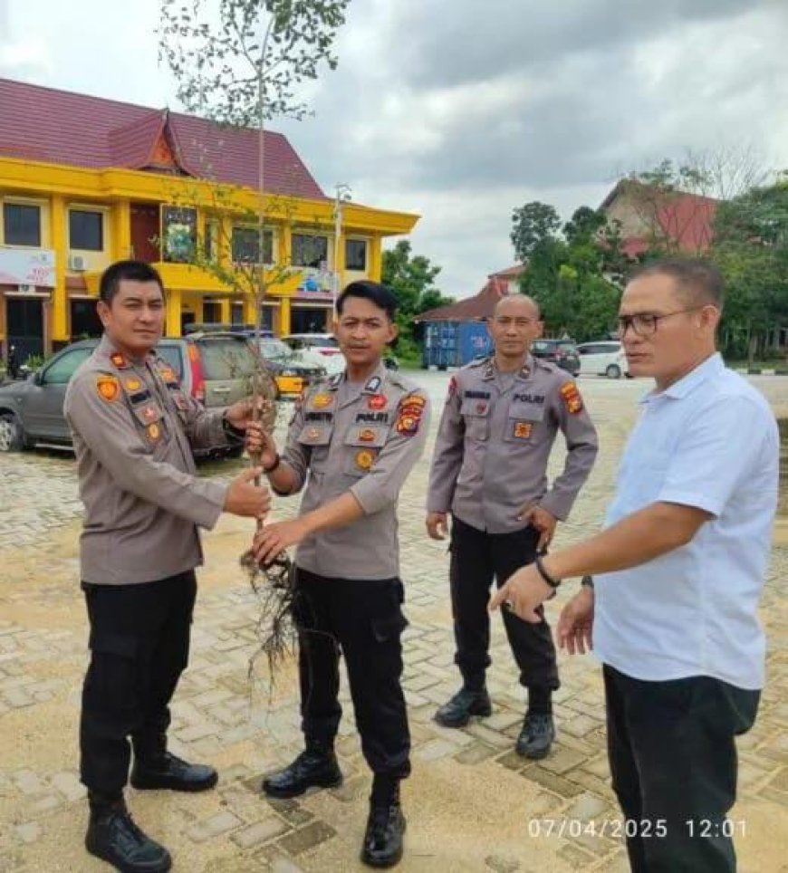 Polsek Payung Sekaki Tanam Pohon Untuk Pelestarian Lingkungan, Serta Dukung Program Penghijauan Kapolda Riau