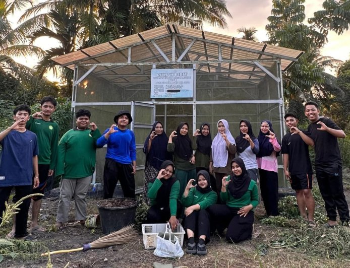 Kebun Mini, Semangat Besar: Sinergi KWT Bunda Ceria dan Mahasiswa UNRI Tumbuhkan Pertanian Mandiri