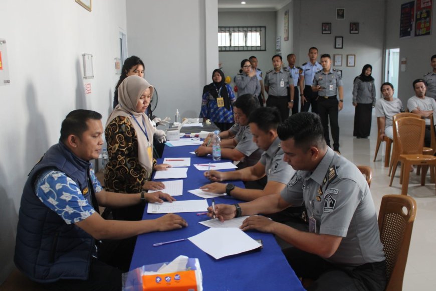 Komitmen Bebas Narkoba, Lapas Narkotika Rumbai Gelar Test Urine Bagi Pegawai Dan WBP