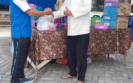 HUT RI ke-80: KNPI Kulim Peduli Warga, Bagikan Masker dan Peralatan Sekolah