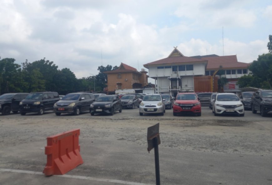 Tumpukan Besi Reklame Ilegal di Halaman MPP Pekanbaru Sudah Dipindahkan Menjelang Kunjungan Wamen PAN-RB