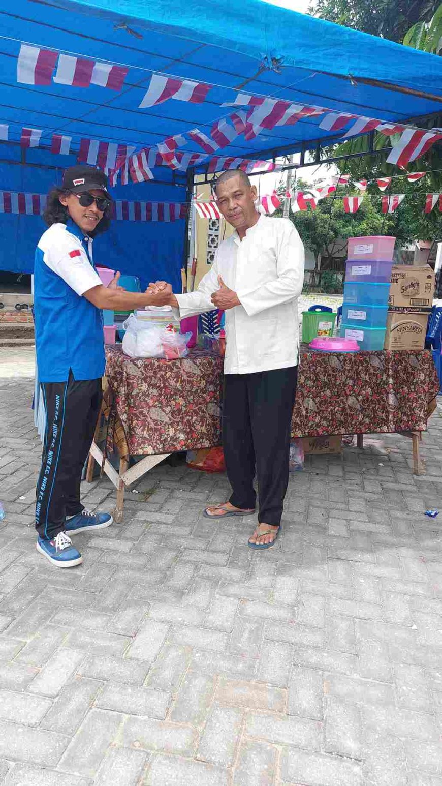 HUT RI ke-80: KNPI Kulim Peduli Warga, Bagikan Masker dan Peralatan Sekolah