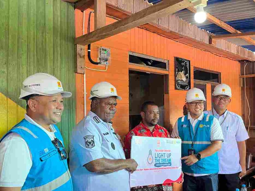 PLN Berikan Kado HUT RI ke-80: 2.821 Keluarga Prasejahtera Nikmati Listrik Gratis