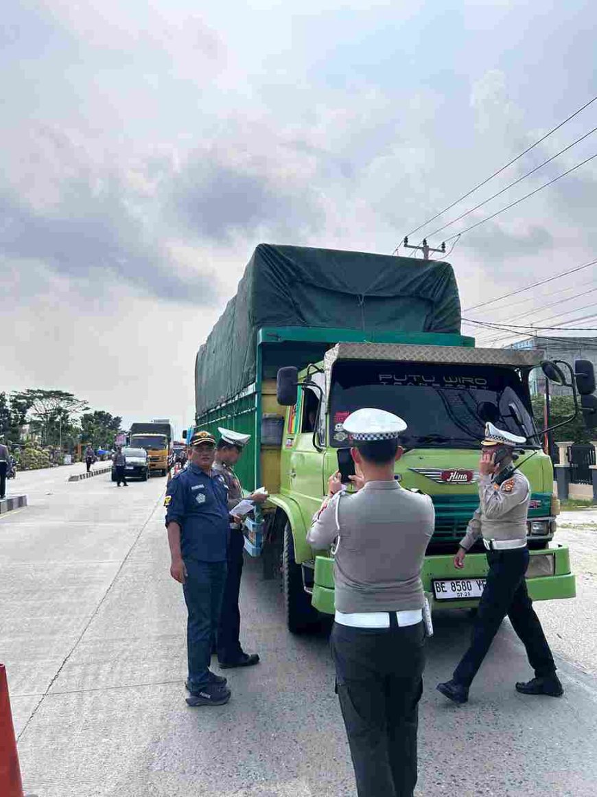 Dishub dan Tim Gabungan Gelar Razia di Panam, Puluhan Kendaraan Ditilang