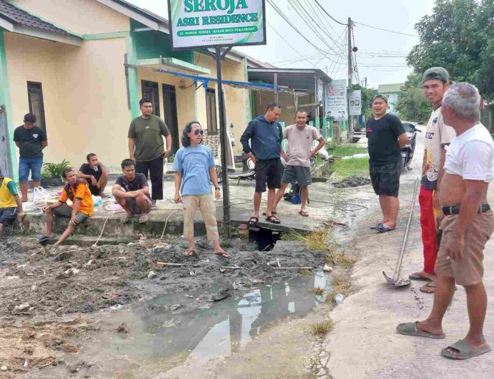 Warga Perumahan Seroja Asri Resident Kompak Gelar Gotong Royong Bersihkan Lingkungan