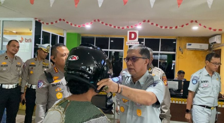 Kolaborasi Jasa Raharja dan Polisi Lalu Lintas: Warga Taat Pajak Dapat Helm Gratis