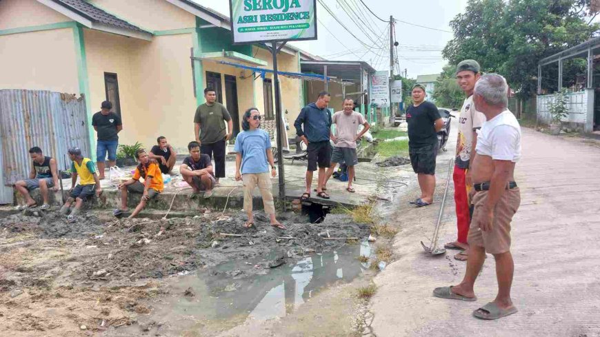 Warga Perumahan Seroja Asri Resident Kompak Gelar Gotong Royong Bersihkan Lingkungan