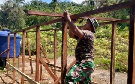 TNI Bangun MCK Darurat untuk Warga Terdampak Bencana di Batu Hula Tapsel