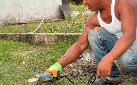 Potong Rumput Pakai Gerinda, Cara Nyeleneh Warga Kubang Jaya Ini Jadi Perhatian