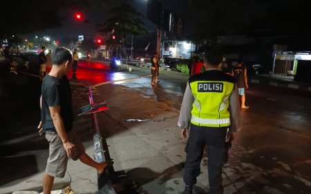 Diduga Sopir Mengantuk, Minibus Hantam Tiang Lampu di Banguntapan, Kerugian Capai Rp10 Juta