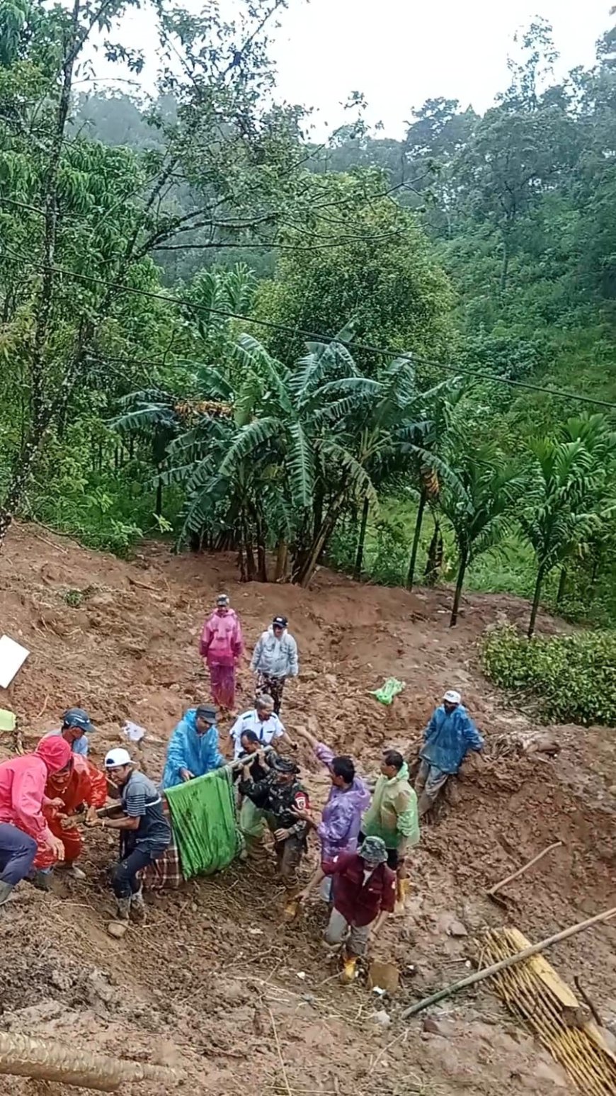 Prajurit Gugur, Dua Hilang: Longsor Silaiang Bawah Terjang Tim Evakuasi di Padang Panjang