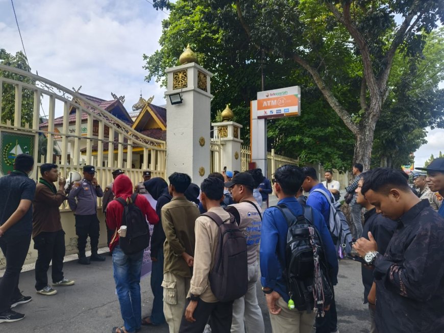 Mahasiswa Geruduk Kantor Gubernur Riau, Desak PT Sambu Hentikan Monopoli Harga Kelapa dan Tuntaskan PHK Massal