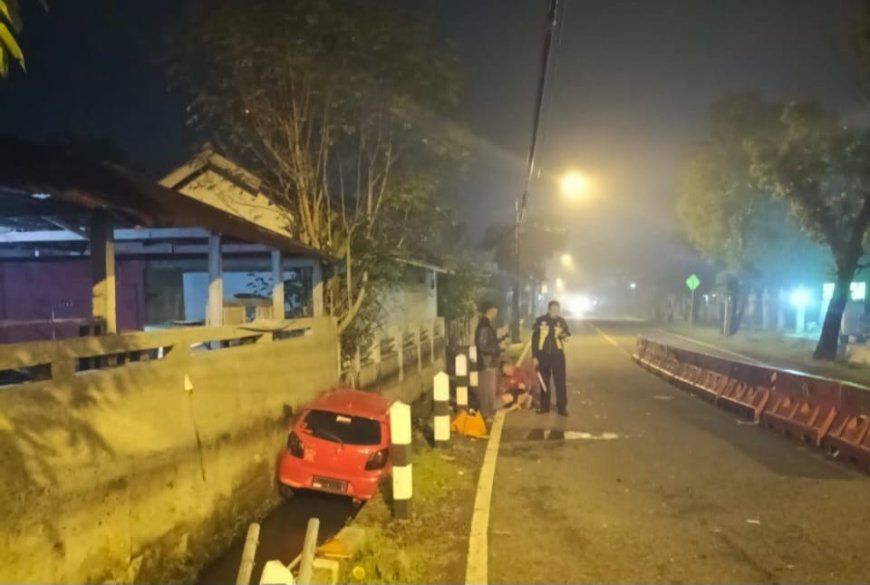 Minibus Ayla Terperosok ke Sungai di Bantul, Pengemudi dan Penumpang Luka Ringan