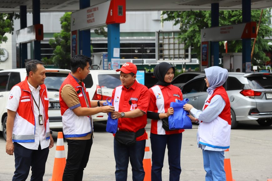 Pertamina Patra Niaga Salurkan Bantuan untuk 400 Operator SPBU yang Tetap Bertugas di Tengah Banjir Medan