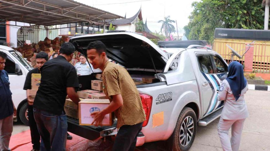 Jasa Raharja dan Ditlantas Polda Sumbar Salurkan Bantuan untuk Korban Banjir Bandang di Lubuk Minturun