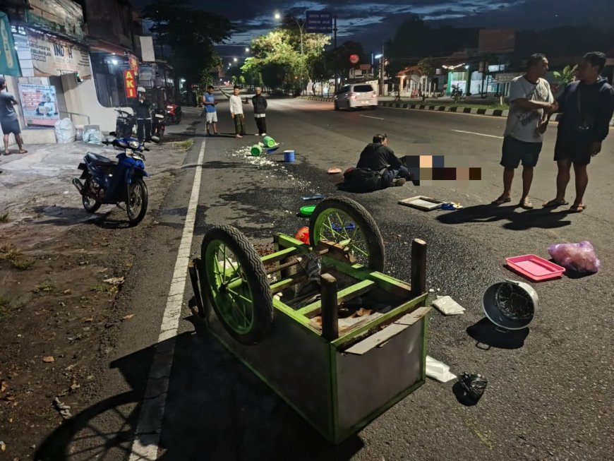 Pengendara Motor Tabrak Gerobak Dorong Usai Terobos Lampu Merah di Dongkelan