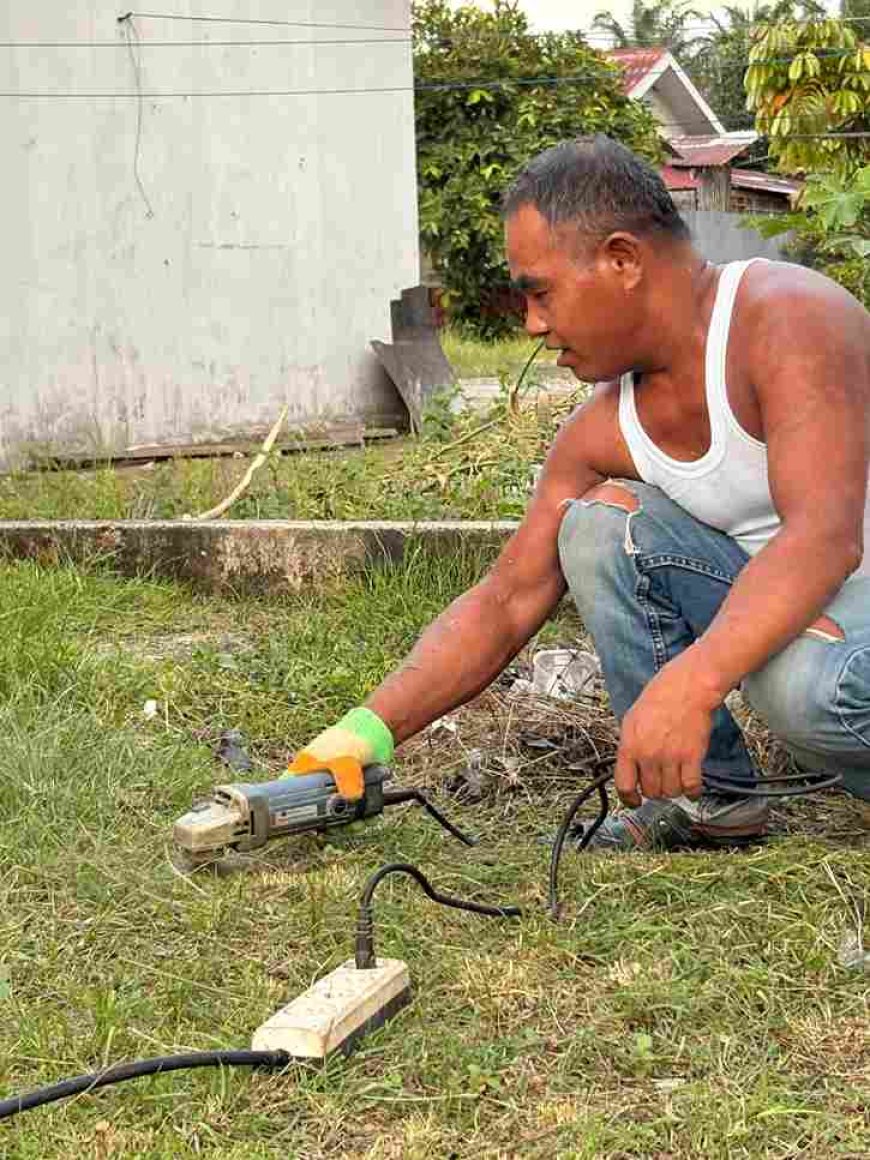 Potong Rumput Pakai Gerinda, Cara Nyeleneh Warga Kubang Jaya Ini Jadi Perhatian