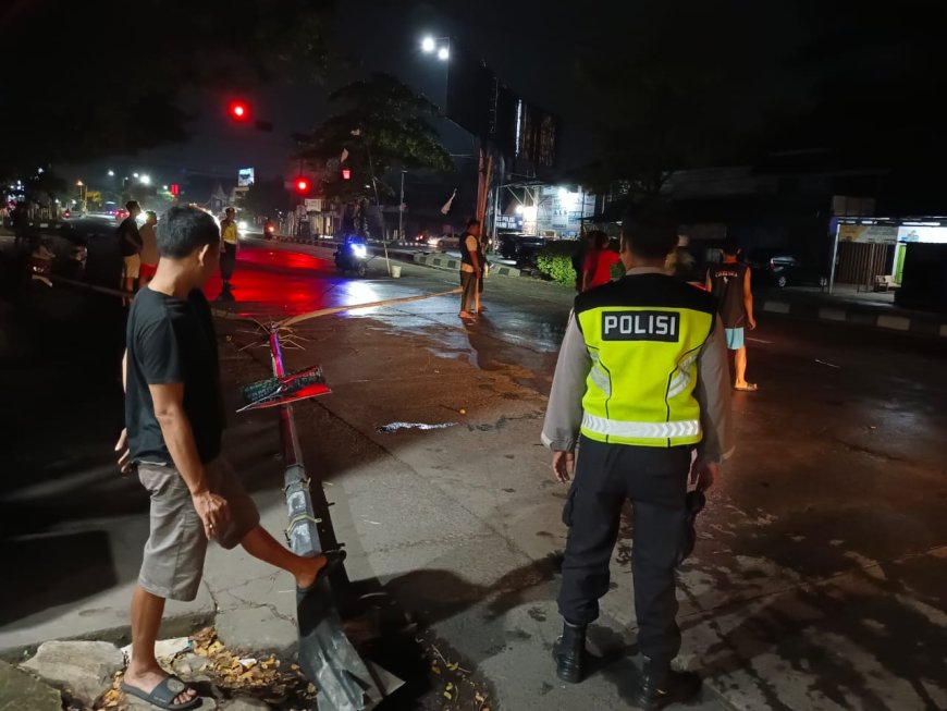 Diduga Sopir Mengantuk, Minibus Hantam Tiang Lampu di Banguntapan, Kerugian Capai Rp10 Juta