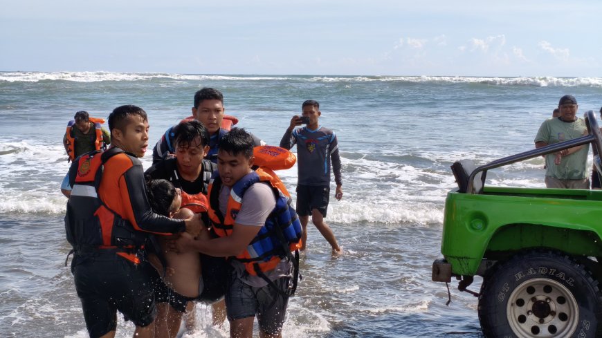 Empat Wisatawan Terseret Ombak Pantai Parangtritis