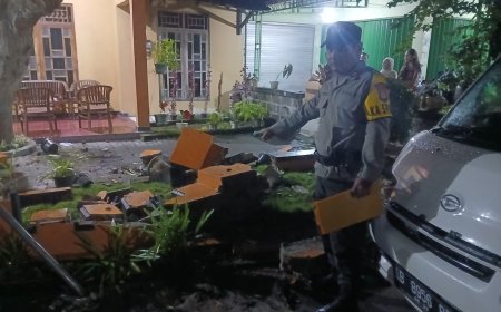 Diduga Mengantuk, Minibus Hantam Pagar Rumah Warga di Pajangan Bantul