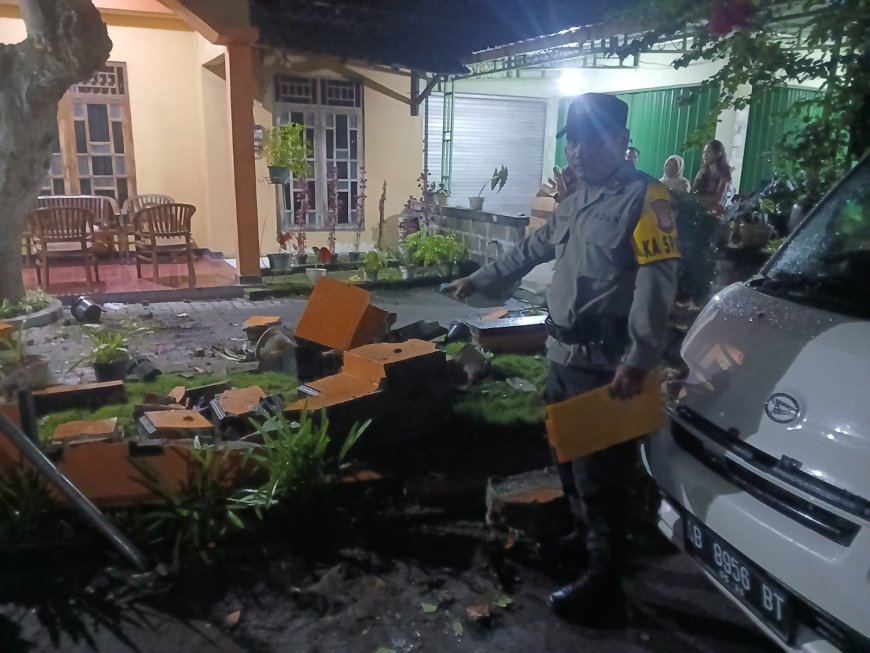 Diduga Mengantuk, Minibus Hantam Pagar Rumah Warga di Pajangan Bantul