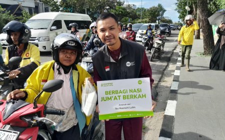 Sinergi TerasZawa, 1.000 Takjil Dibagikan untuk Masyarakat di Depan Kanwil Kemenag Riau