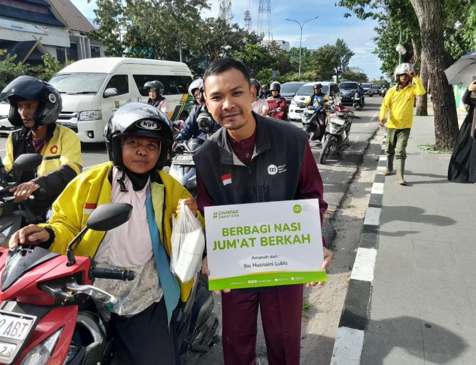 Sinergi TerasZawa, 1.000 Takjil Dibagikan untuk Masyarakat di Depan Kanwil Kemenag Riau