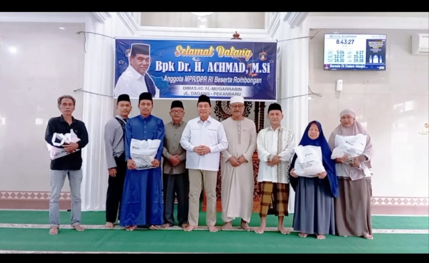 Peduli Kaum Dhuafa Jelang Lebaran, Anggota DPR RI Achmad Serahkan 50 Paket Sembako di Masjid Al Muqorrabin