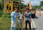 Jasa Raharja Riau Pasang Rambu Keselamatan di Titik Rawan Kecelakaan dan Kawasan Sekolah di Rumbai Pesisir