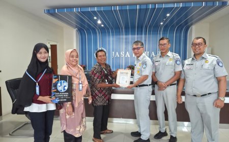 Taat Pajak Berbuah Emas: PT Jasa Raharja Kanwil Riau Ganjar Wajib Pajak Teladan