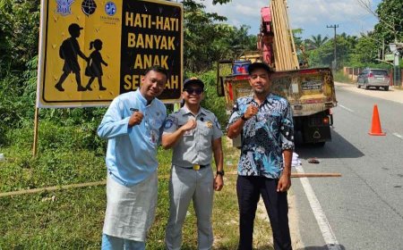 Jasa Raharja Riau Pasang Rambu Keselamatan di Titik Rawan Kecelakaan dan Kawasan Sekolah di Rumbai Pesisir