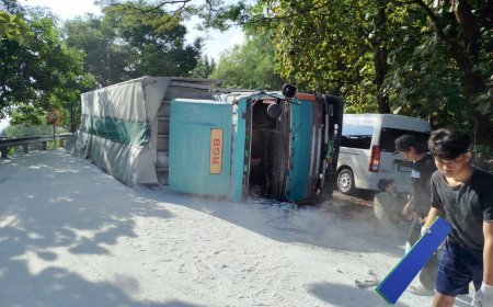 Truk Tronton Terguling di Tikungan Bokong Semar Bantul, Sopir dan Penumpang Dilarikan ke Rumah Sakit