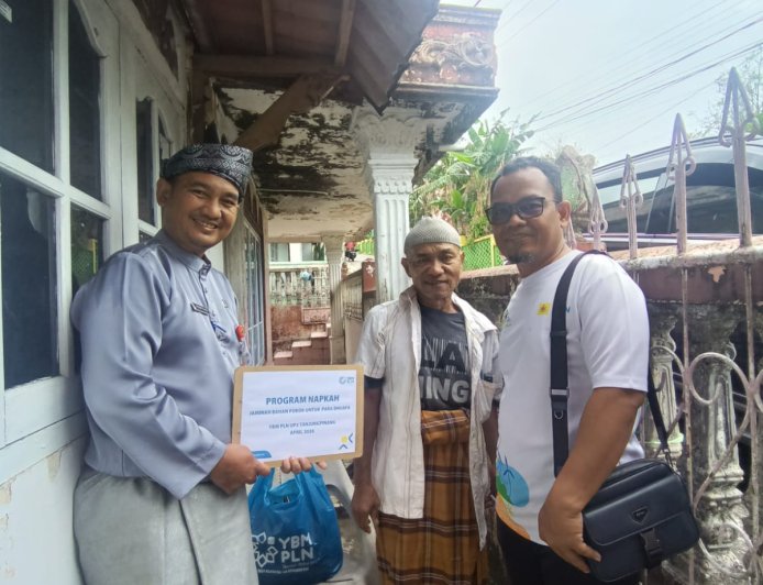 Penyaluran Program Nafkah Dhuafa Diberikan Ke 4 Lansia di Sekitar Kantor PLN UP3 