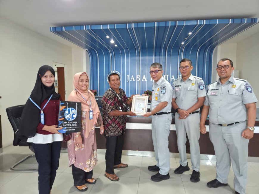 Taat Pajak Berbuah Emas: PT Jasa Raharja Kanwil Riau Ganjar Wajib Pajak Teladan