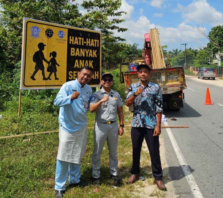 Jasa Raharja Riau Pasang Rambu Keselamatan di Titik Rawan Kecelakaan dan Kawasan Sekolah di Rumbai Pesisir