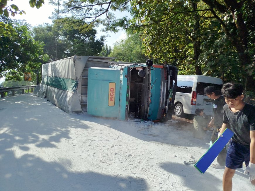 Truk Tronton Terguling di Tikungan Bokong Semar Bantul, Sopir dan Penumpang Dilarikan ke Rumah Sakit
